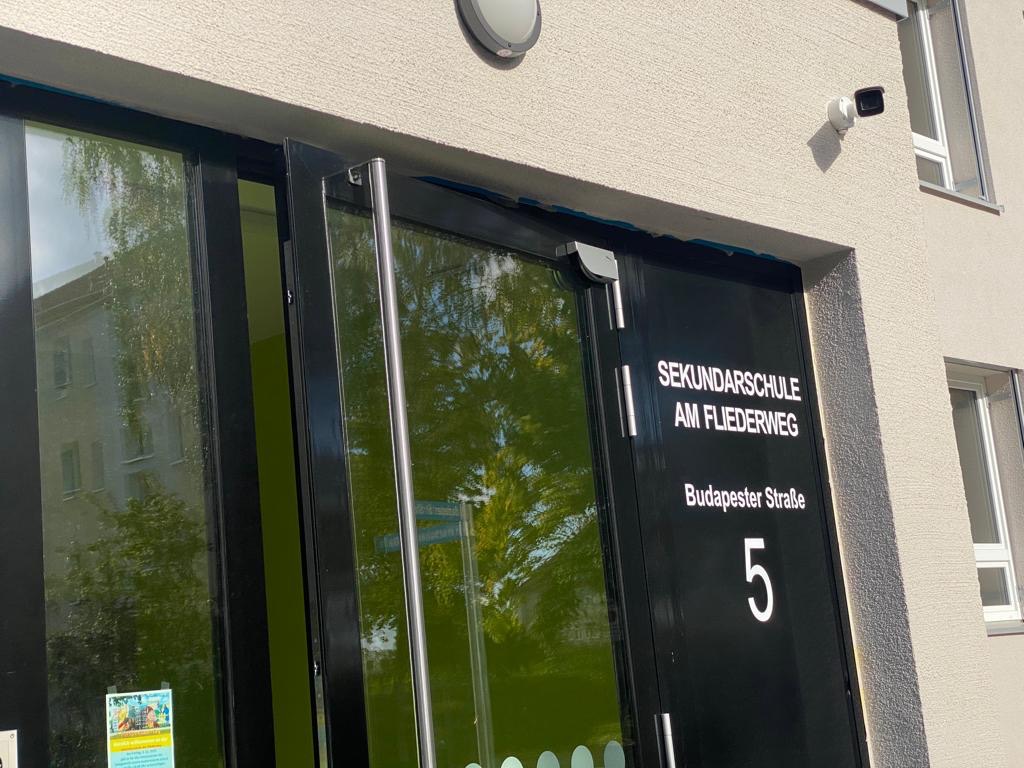 Schule und Sporthalle Fliederweg, Halle